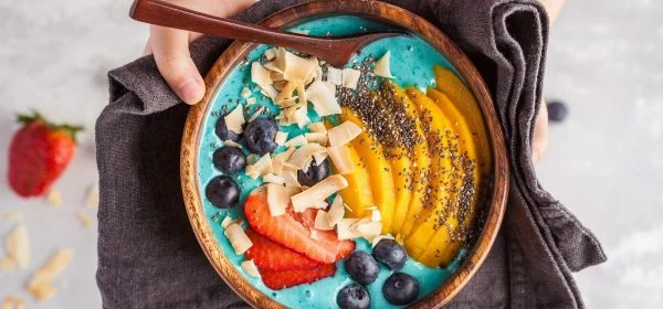 Už žádné fádní snídaně! Připravte si duhově krásné smoothie bowls
