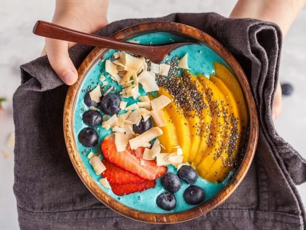 Už žádné fádní snídaně! Připravte si duhově krásné smoothie bowls